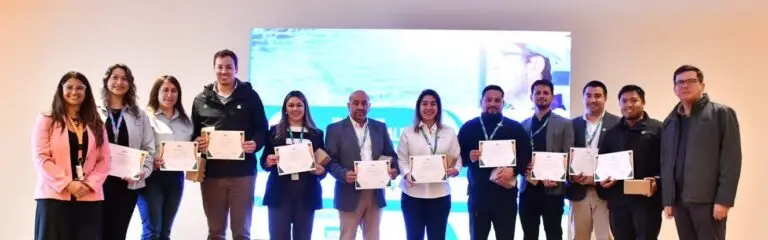 Directores de CORESEMIN entregan reconocimiento a los participantes del evento.